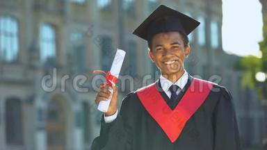 快乐的大学生为毕业日颁发毕业证书